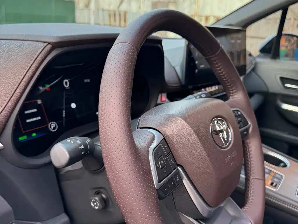 Toyota Toyota Sienna 2021 2.5L Hybrid Platinum Edition 2022 - thumbnail 10