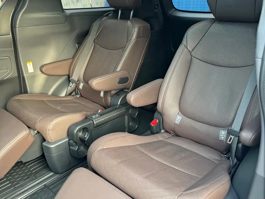 Toyota Toyota Sienna 2021 2.5L Hybrid Platinum Edition 2022 - thumbnail 11