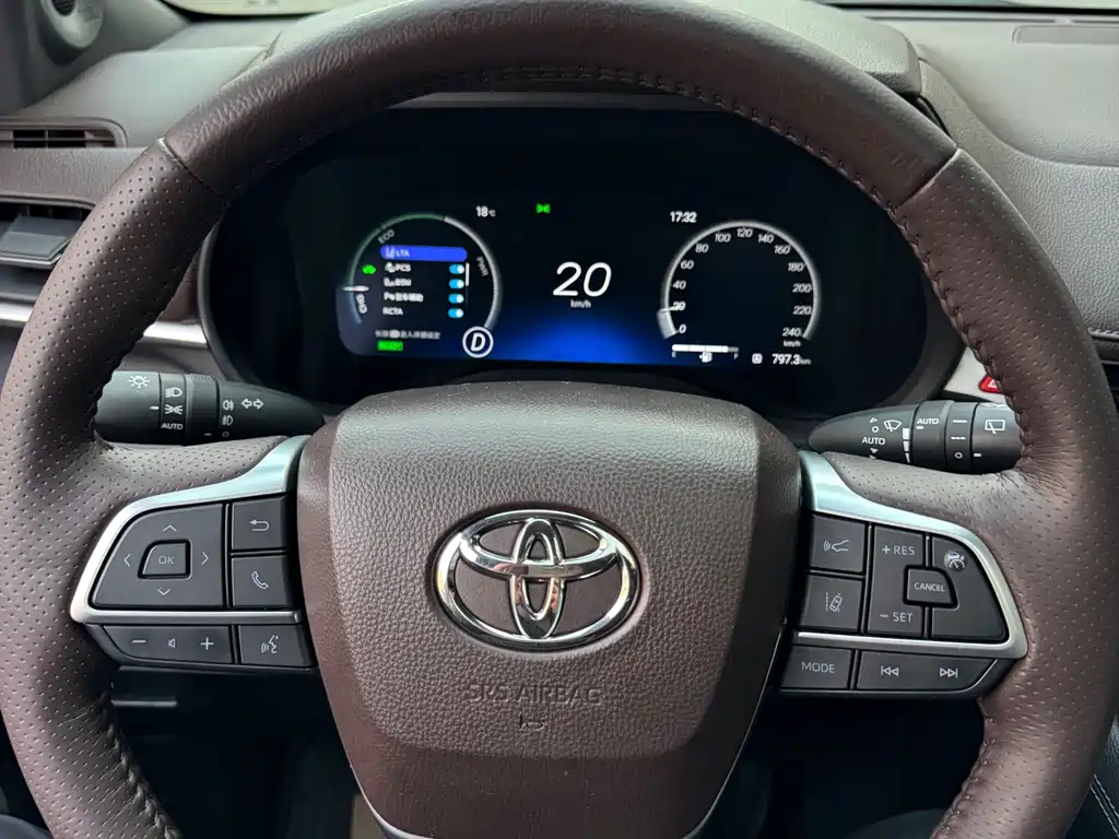 Toyota Toyota Sienna 2021 2.5L Hybrid Platinum Edition 2022 - thumbnail 17