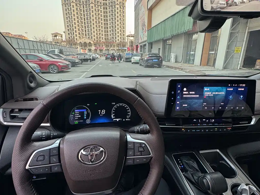 Toyota Toyota Sienna 2021 2.5L Hybrid Platinum Edition 2022 - thumbnail 18