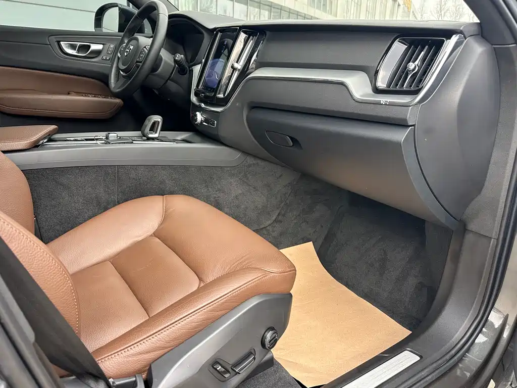 Volvo Volvo XC60 2022 B5 AWD Momentum Luxury Edition 2022 - thumbnail 8