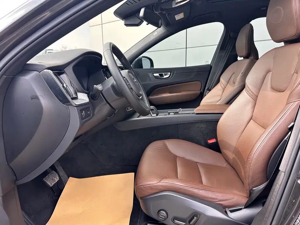 Volvo Volvo XC60 2022 B5 AWD Momentum Luxury Edition 2022 - thumbnail 9