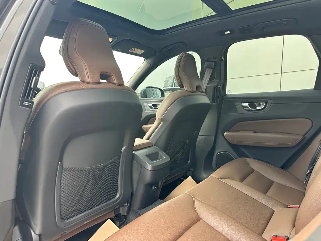 Volvo Volvo XC60 2022 B5 AWD Momentum Luxury Edition 2022 - thumbnail 10