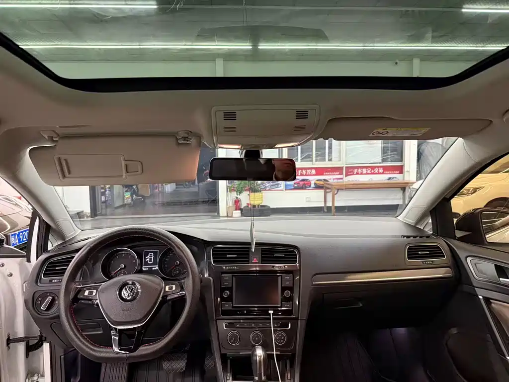 Volkswagen Golf 2017 230TSI Automatic Luxury Million Vehicle Anniversary Edition 2017 - thumbnail 6