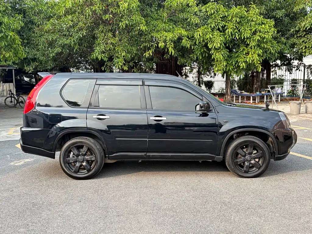 Nissan Nissan X-Trail 2010 2.5L CVT Luxury Edition 4WD 2010 - thumbnail 4