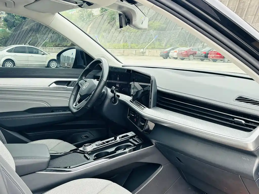 Volkswagen Lantu 2023 380TSI AWD R-Line Touring Edition 2023 - thumbnail 11