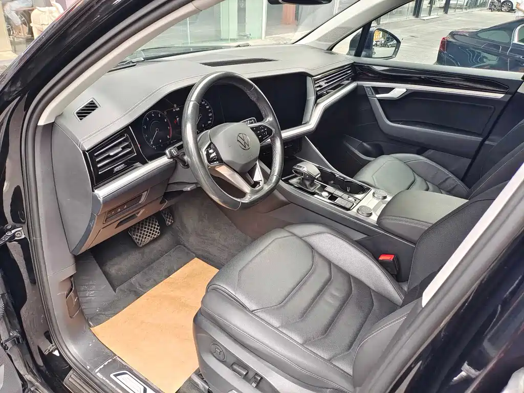 Volkswagen Touareg 2023 3.0TSI R-Line Sport Package 2023 - thumbnail 3