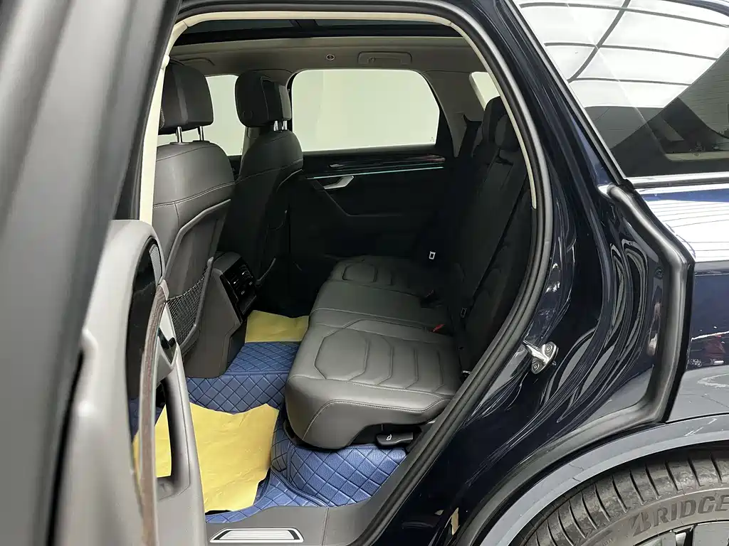 Volkswagen Touareg 2023 3.0TSI R-Line Black Sport Package 2023 - thumbnail 3