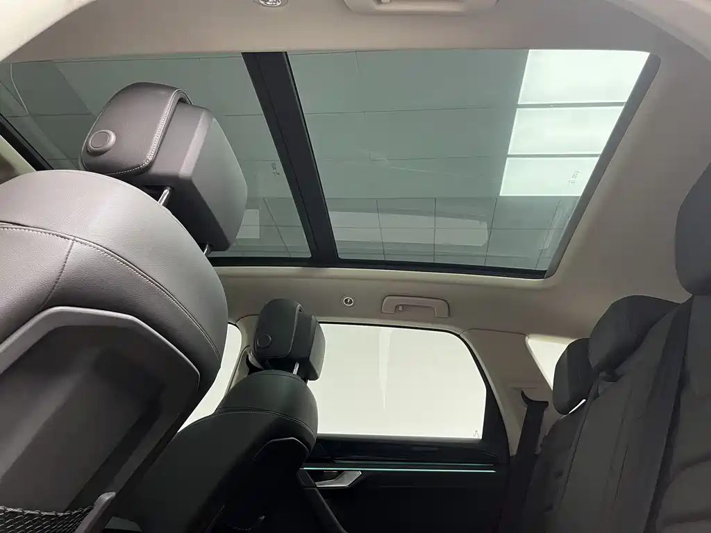 Volkswagen Touareg 2023 3.0TSI R-Line Black Sport Package 2023 - thumbnail 9