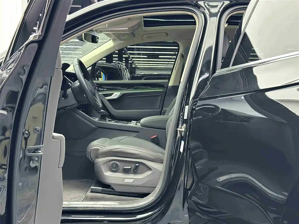 Volkswagen Touareg 2023 3.0TSI Rui Xiang Edition Classic Sport Package 2025 - thumbnail 6