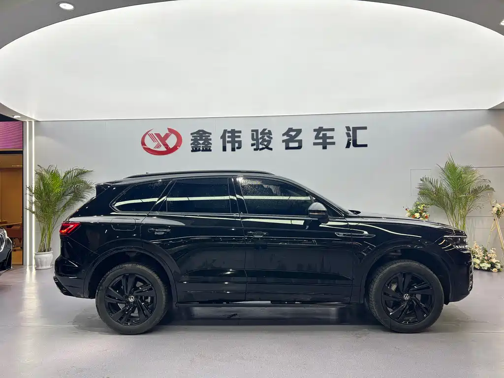 Volkswagen Touareg 2023 3.0TSI R-Line Black Sport Package 2025 - thumbnail 5