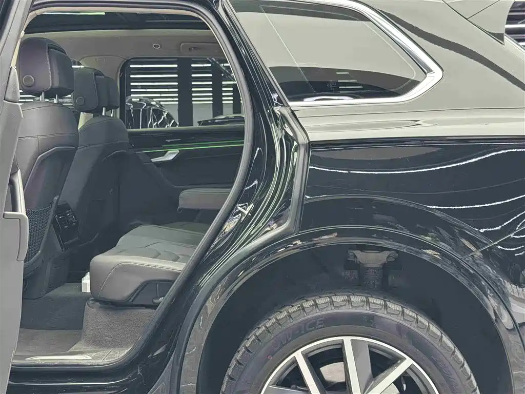 Volkswagen Touareg 2023 3.0TSI Rui Xiang Edition Classic Sport Package 2025 - thumbnail 7