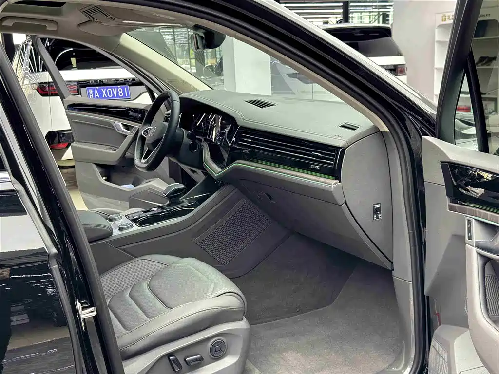 Volkswagen Touareg 2023 3.0TSI Rui Xiang Edition Classic Sport Package 2025 - thumbnail 8