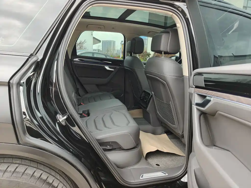 Volkswagen Touareg 2023 3.0TSI R-Line Black Sport Package 2024 - thumbnail 12