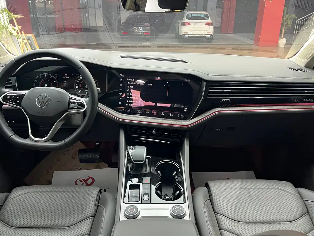 Volkswagen Touareg 2023 3.0TSI R-Line Black Sport Package 2025 - thumbnail 10