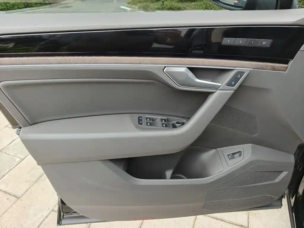 Volkswagen Touareg 2023 3.0TSI R-Line Black Sport Package 2024 - thumbnail 13