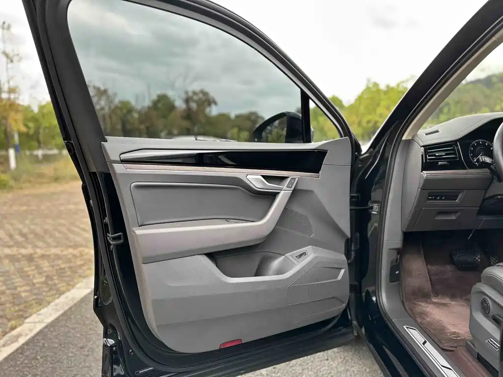 Volkswagen Touareg 2023 2.0TSI R-Line 2022 - thumbnail 10