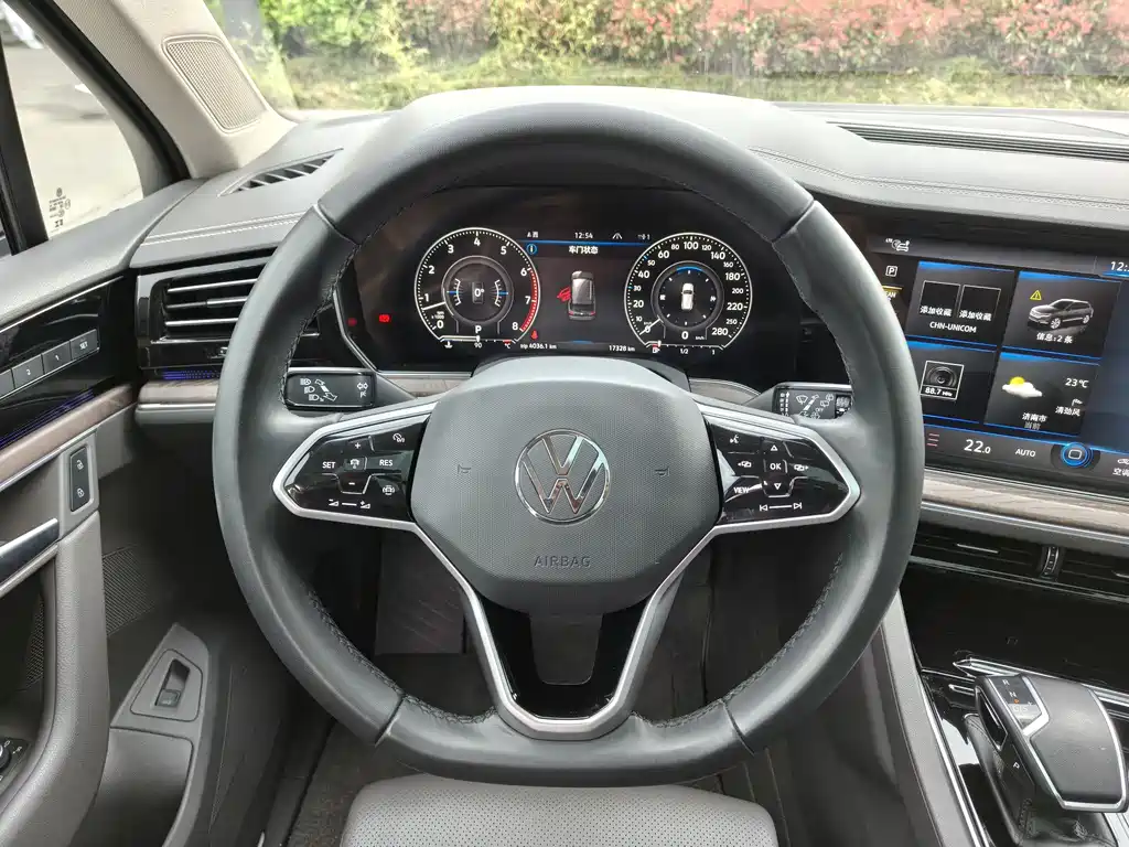 Volkswagen Touareg 2023 3.0TSI R-Line Black Sport Package 2024 - thumbnail 14