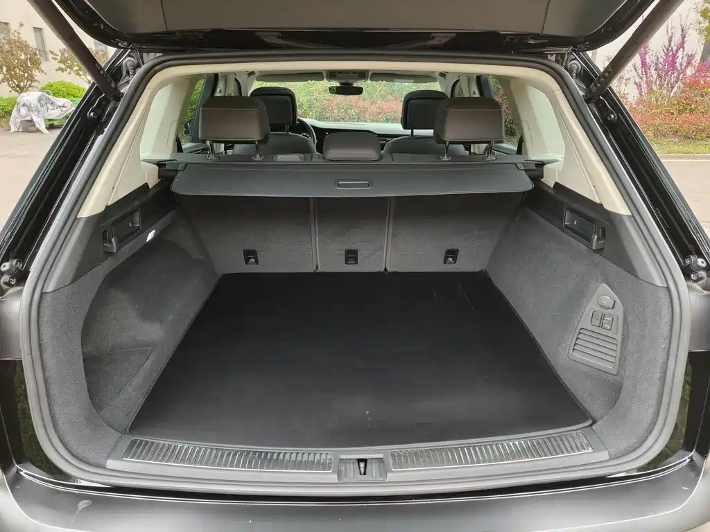 Volkswagen Touareg 2023 3.0TSI R-Line Black Sport Package 2024 - thumbnail 19