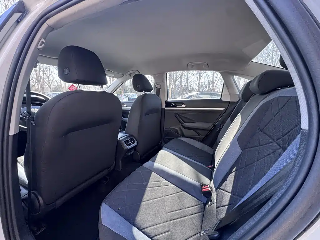 Volkswagen Lavida 2023 1.5L Automatic DEYI Edition 2022 - thumbnail 5