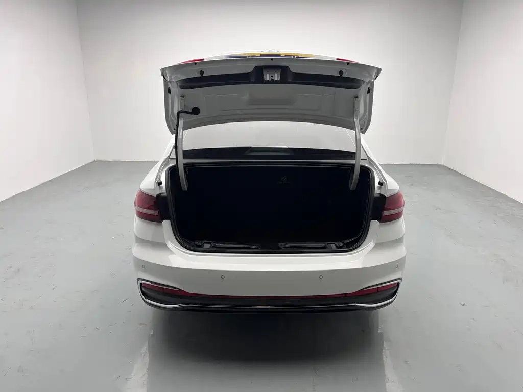 Volkswagen Lavida 2023 1.5L Automatic Five Million Edition 2023 - thumbnail 12
