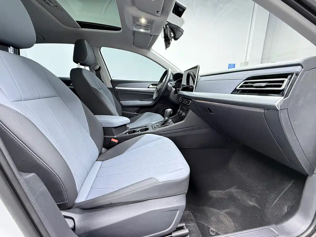 Volkswagen Lavida 2023 1.5L Automatic ManYi Edition 2022 - thumbnail 7
