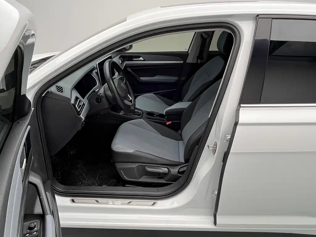 Volkswagen Lavida 2023 1.5L Automatic Five Million Edition 2023 - thumbnail 17