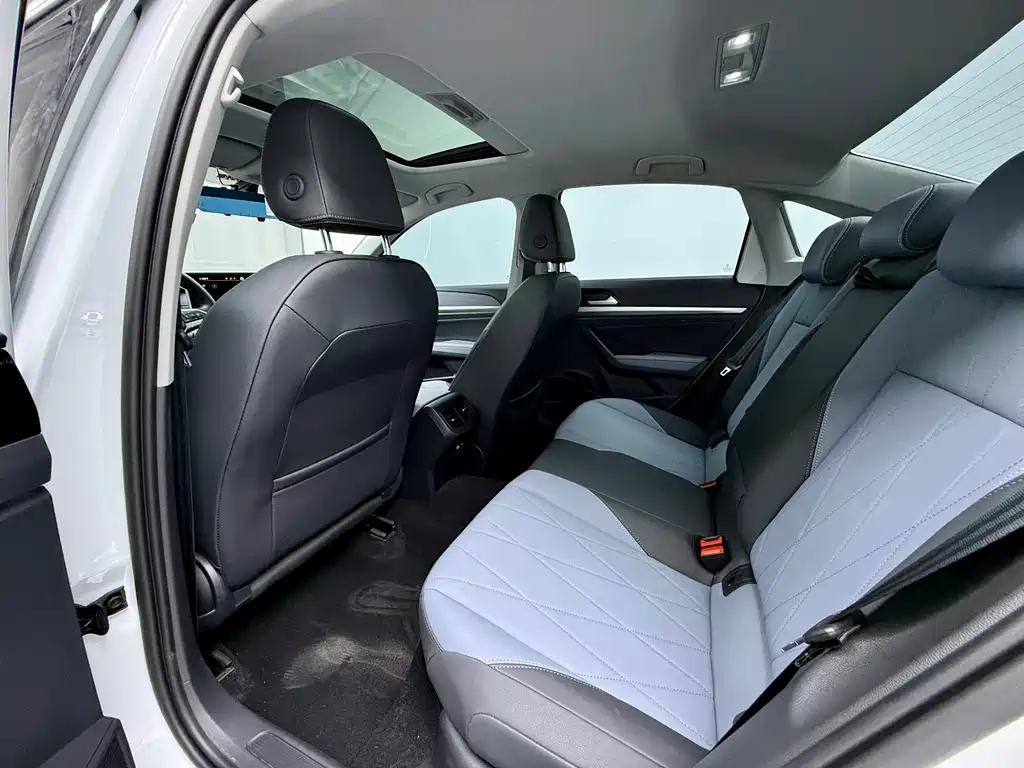 Volkswagen Lavida 2023 1.5L Automatic ManYi Edition 2022 - thumbnail 10