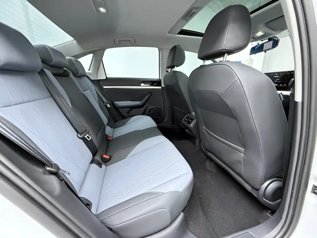 Volkswagen Lavida 2023 1.5L Automatic ManYi Edition 2022 - thumbnail 11