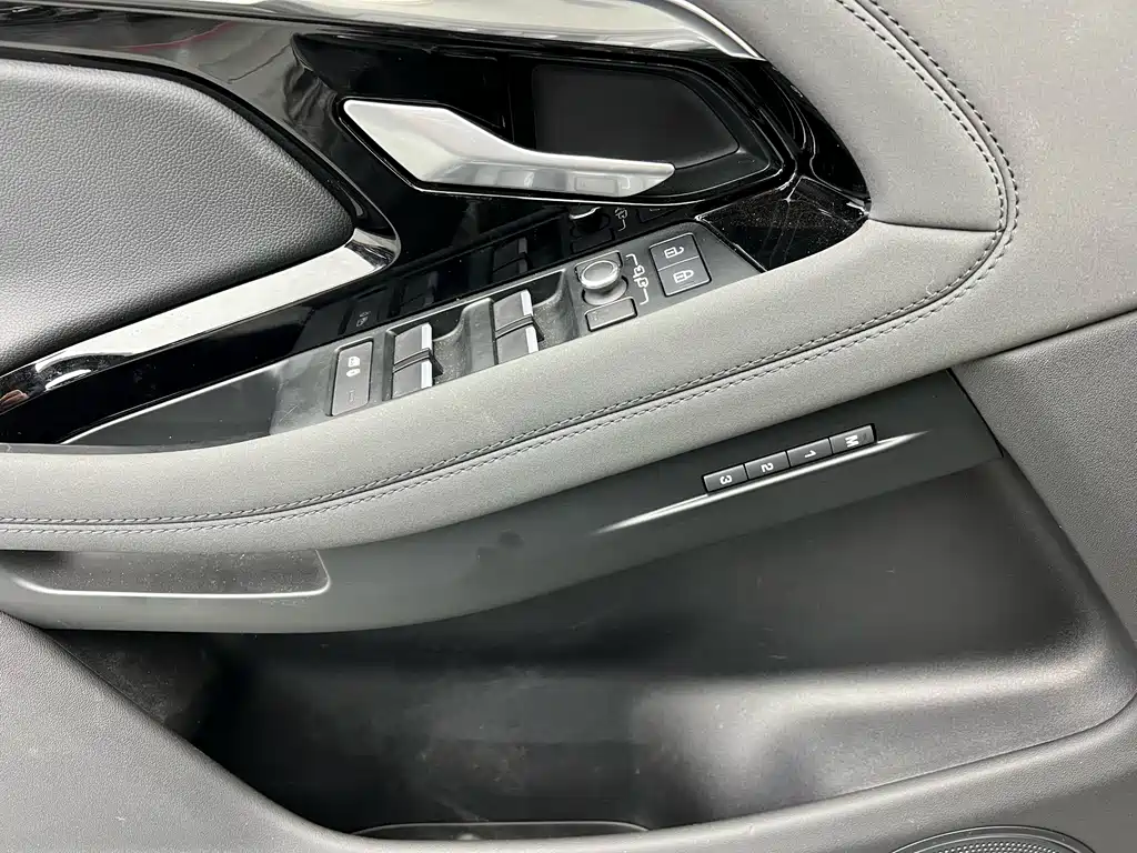 Land Rover Range Rover Evoque L P300e PHEV 2024 - thumbnail 3