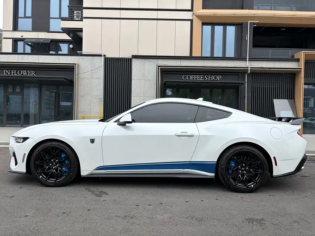 Ford Mustang 2024 2.3T EcoBoost Hardtop Performance Edition 2025 - thumbnail 3