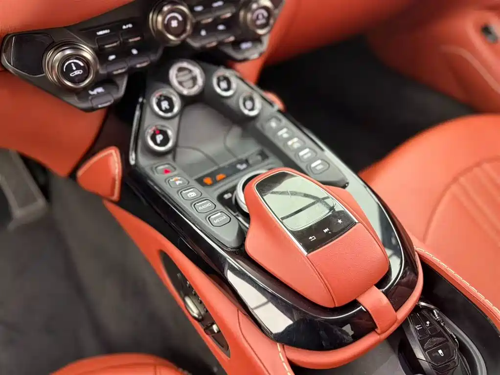 Aston Martin Aston Martin V8 Vantage 2018 4.0L V8 Coupe 2019 - thumbnail 8