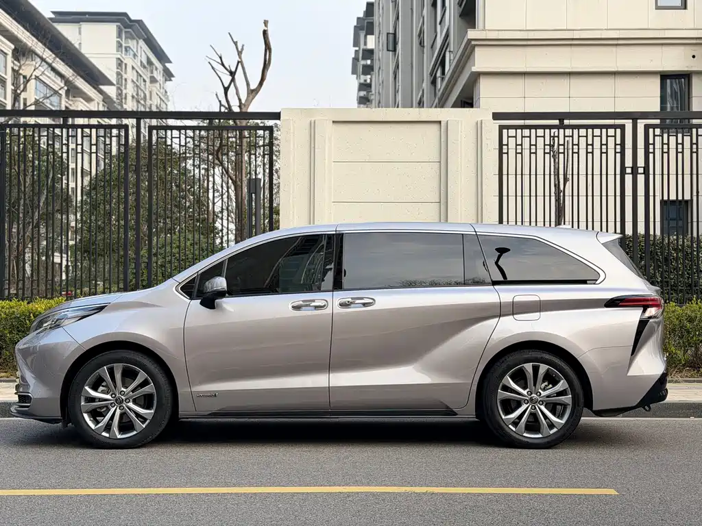 Toyota Toyota Sienna 2023 2.5L Hybrid Limited Edition 2023 - thumbnail 4