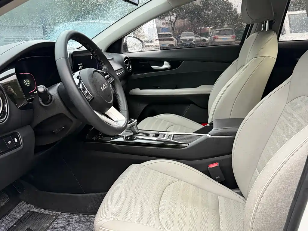 Kia KIA K3 2023 1.5L CVT Luxury 2023 - thumbnail 4