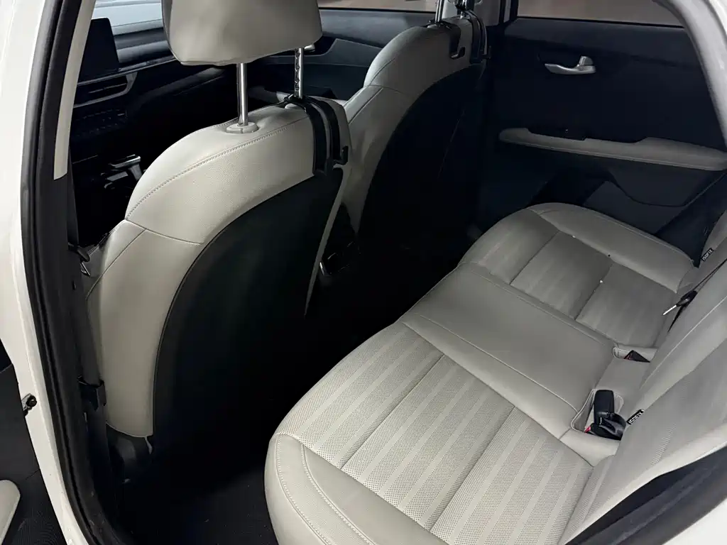 Kia KIA K3 2023 1.5L CVT Luxury 2023 - thumbnail 4