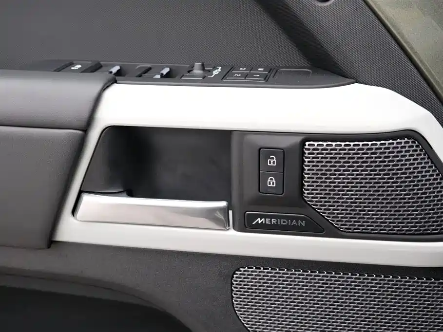 Land Rover Land Rover Defender 2024 110 3.0T P400 Dark Edition 2025 - thumbnail 19