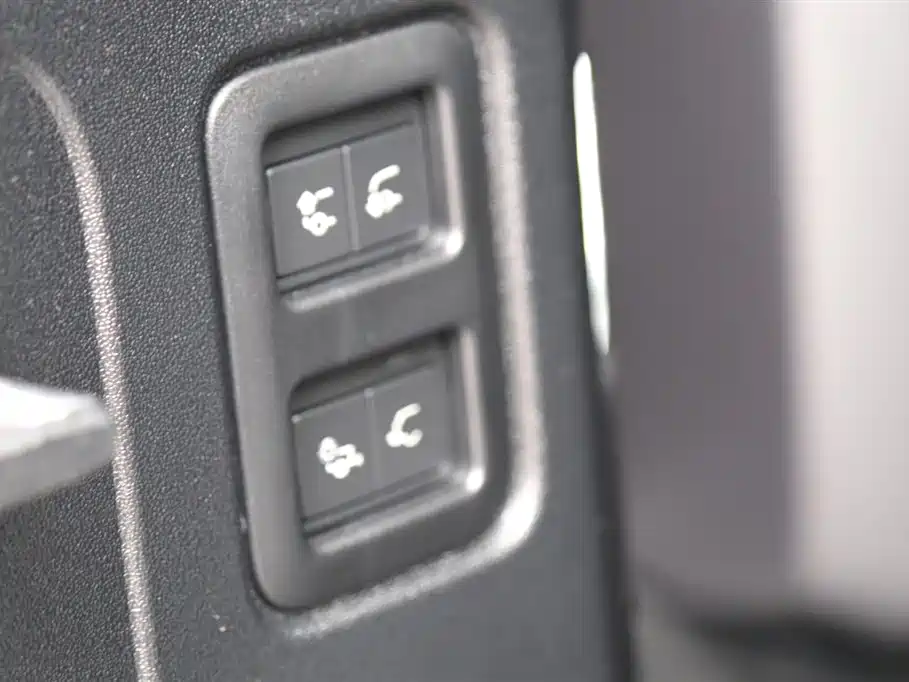 Land Rover Land Rover Defender 2024 110 3.0T P400 Dark Edition 2025 - thumbnail 23