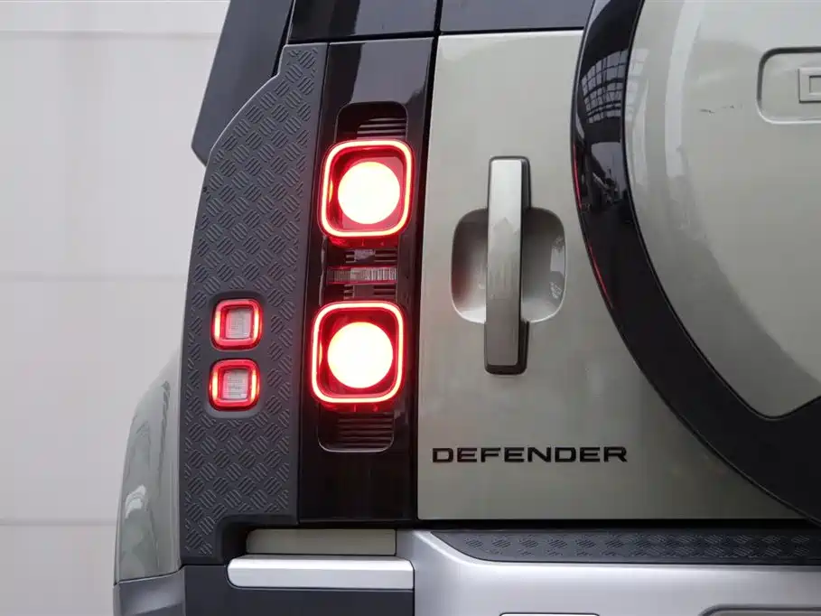 Land Rover Land Rover Defender 2024 110 3.0T P400 Dark Edition 2025 - thumbnail 25