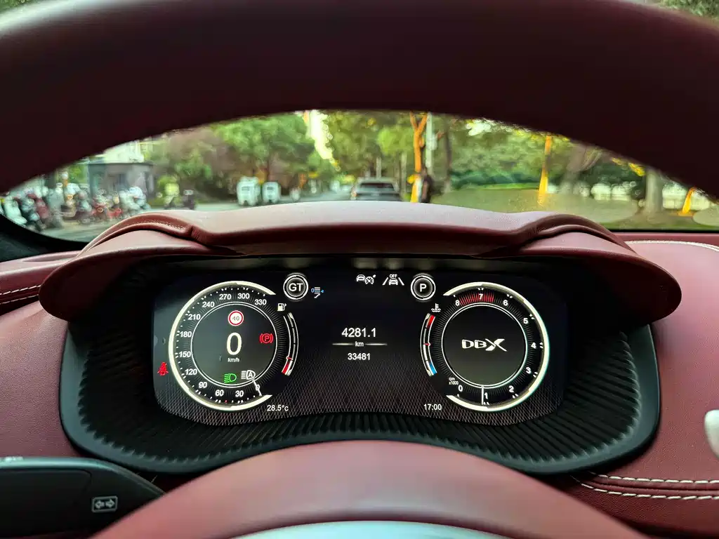 Aston Martin Aston Martin DBX 2023 3.0T Straight-Six 2022 - thumbnail 8