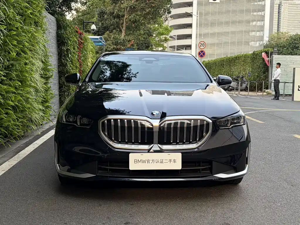 BMW BMW 5 Series 2024 530Li Luxury Package 2025 - thumbnail 2