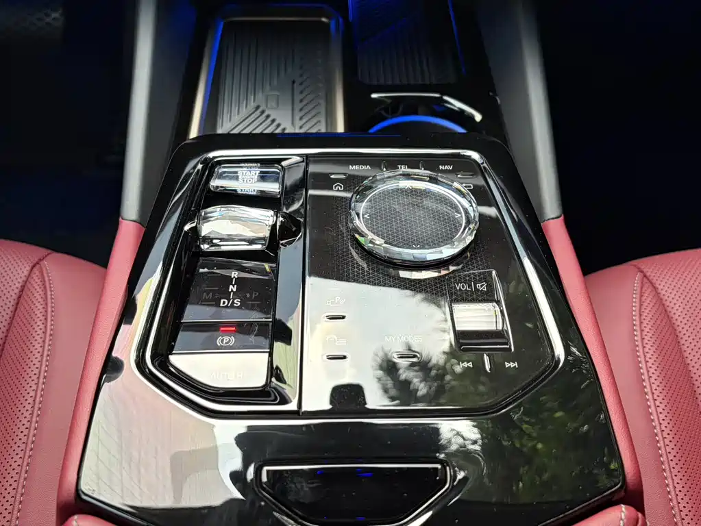 BMW BMW 5 Series 2024 530Li Luxury Package 2025 - thumbnail 18