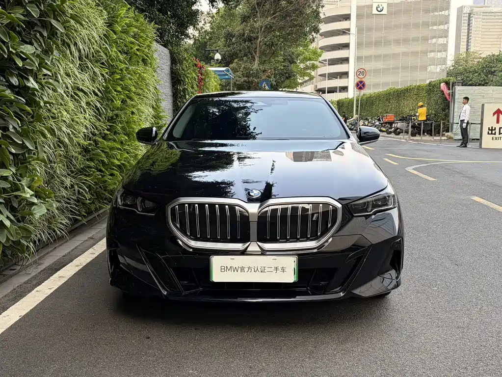 BMW BMW i5 2025 eDrive 35L M Sport Package 2026 - thumbnail 2