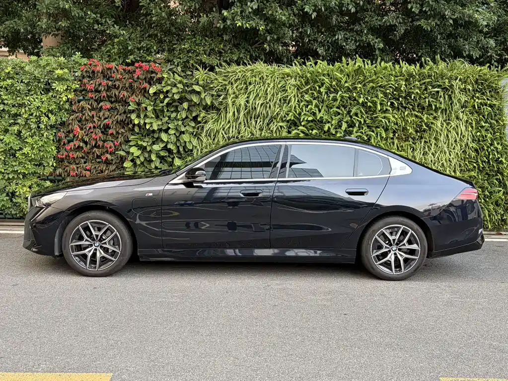 BMW BMW i5 2025 eDrive 35L M Sport Package 2026 - thumbnail 3