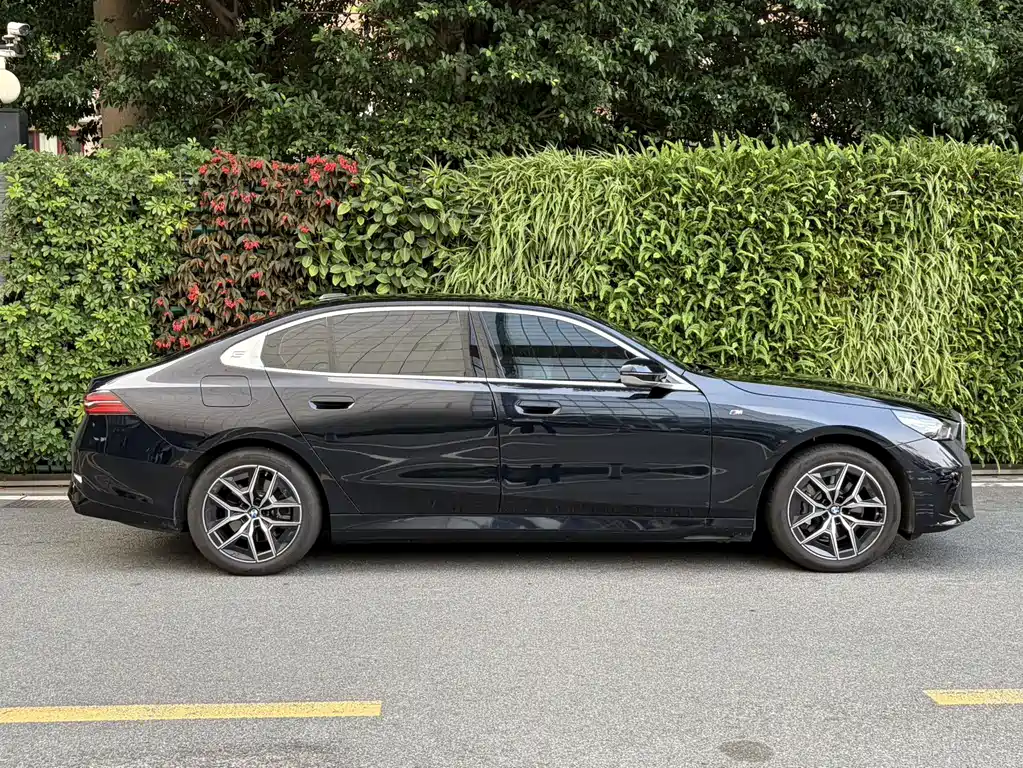 BMW BMW i5 2025 eDrive 35L M Sport Package 2026 - thumbnail 4