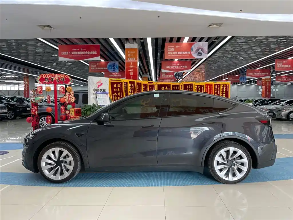 Tesla Model Y 2025 Long Range AWD First Edition 2025 - thumbnail 4