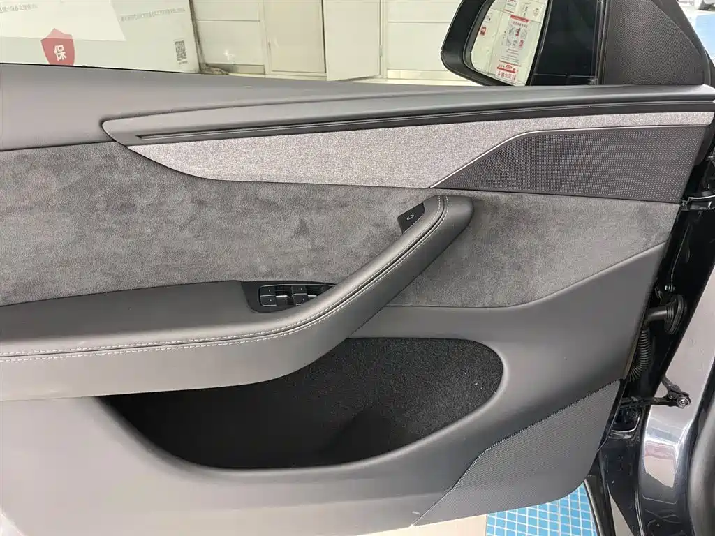 Tesla Model Y 2025 Long Range AWD First Edition 2025 - thumbnail 10