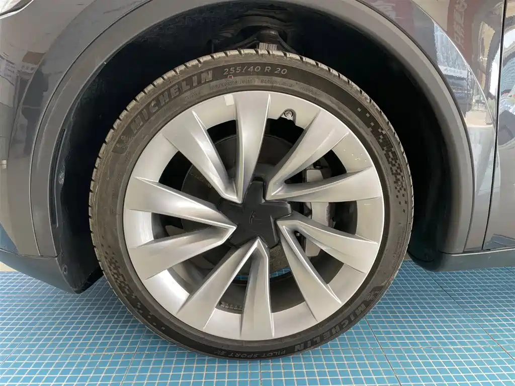 Tesla Model Y 2025 Long Range AWD First Edition 2025 - thumbnail 24