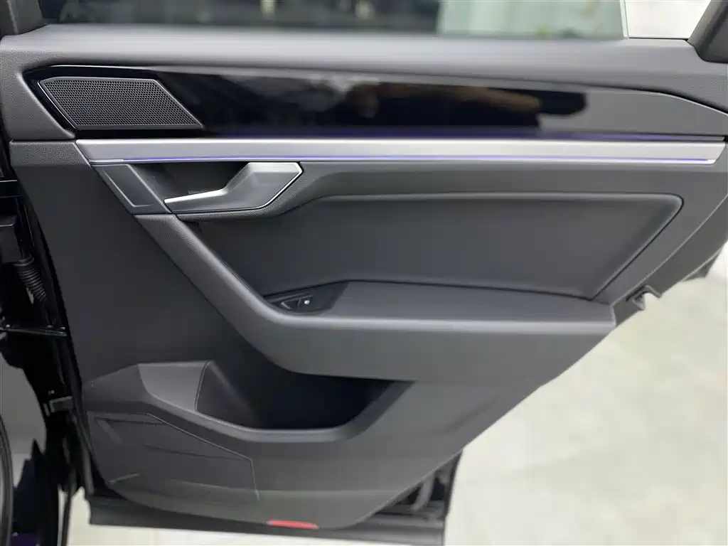 Volkswagen Volkswagen Touareg 2022 3.0TSI R-Line Black Sport Package 2023 - thumbnail 23
