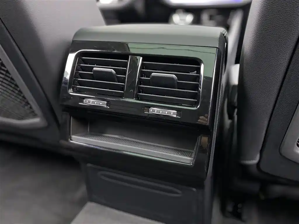 Volkswagen Volkswagen Touareg 2022 3.0TSI R-Line Black Sport Package 2023 - thumbnail 24