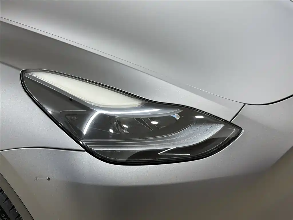 Tesla Model Y Long Range All-Wheel Drive 2022 Refresh 2023 - thumbnail 7